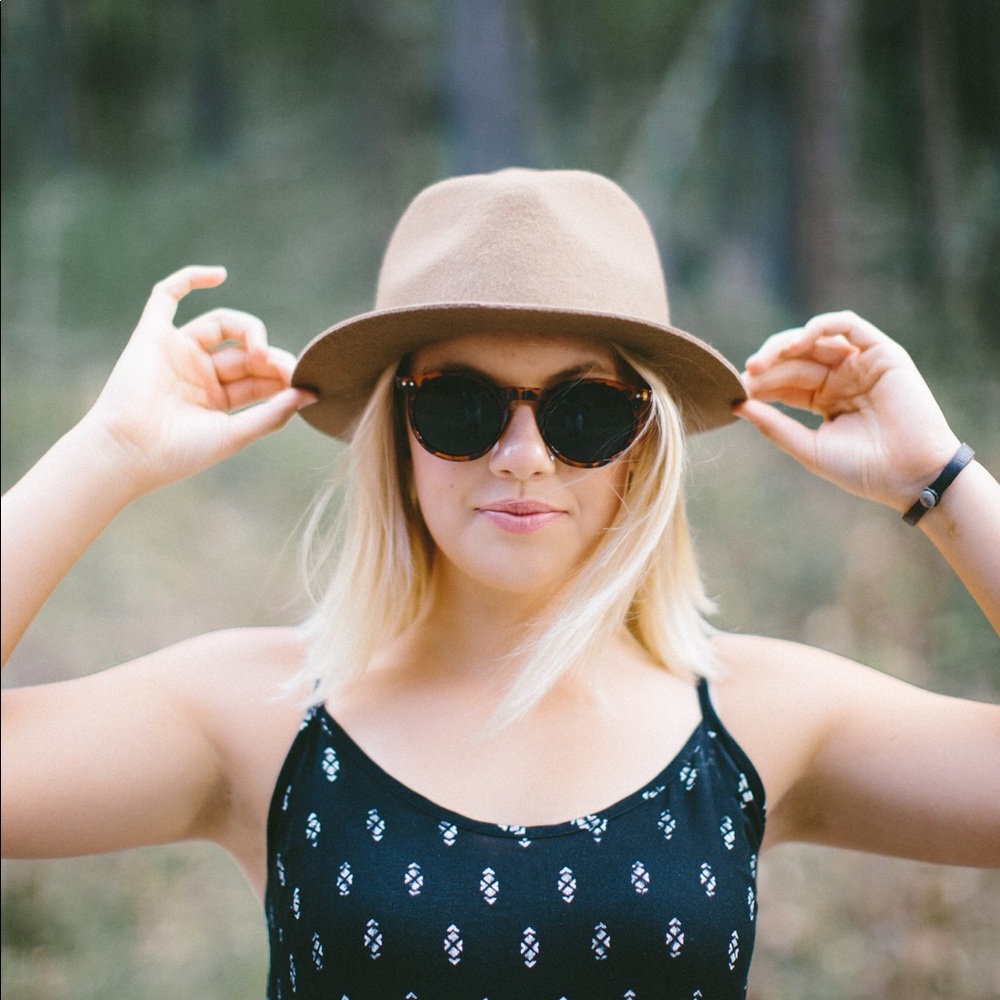 Meet your Posher, Caitlin